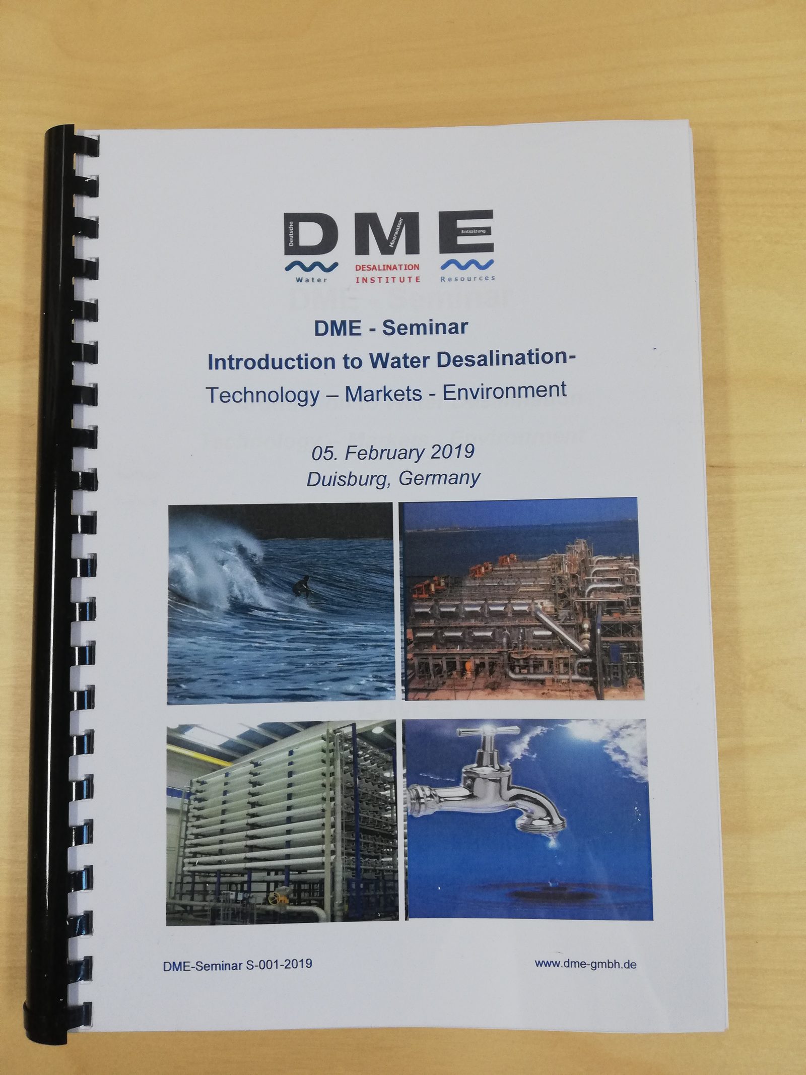 Aufgeschlagenes gedrucktes Seminarskript der Desalination Academy