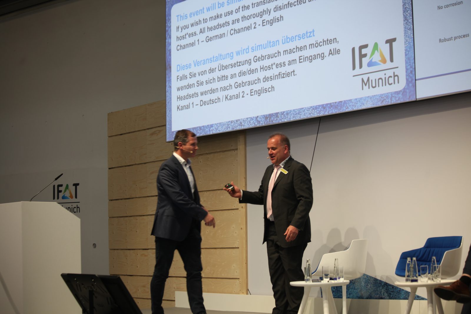 Moderation auf der Buehne des Munich Desalination Forum waehrend der IFAT 2022