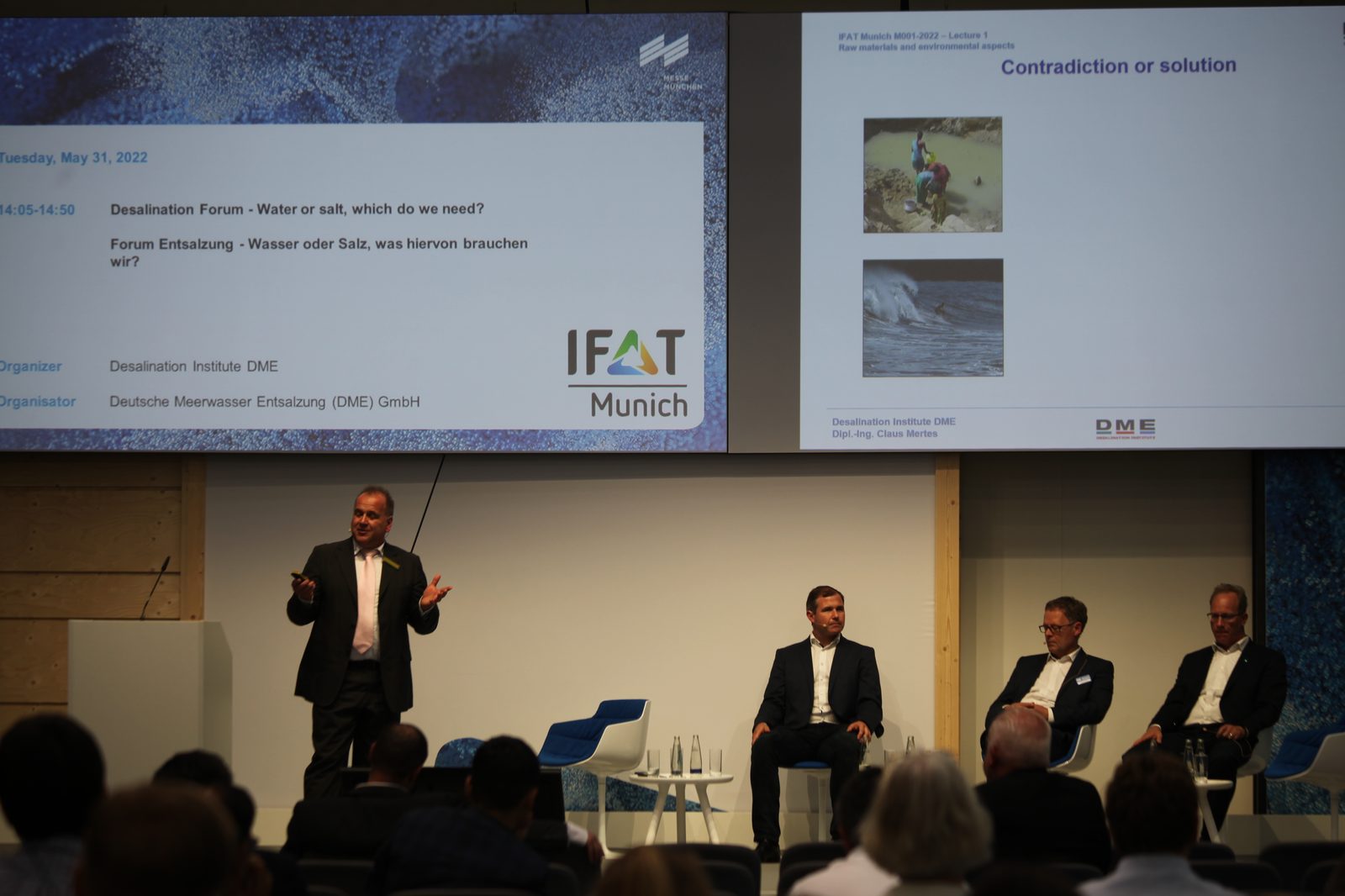Vortragender am Podium waehrend des Munich Desalination Forum 2022